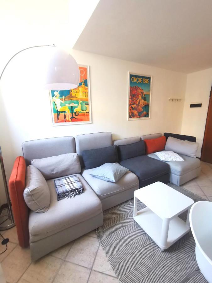 Old Town Apartment With Terrace - Live Love Lake Peschiera del Garda Buitenkant foto
