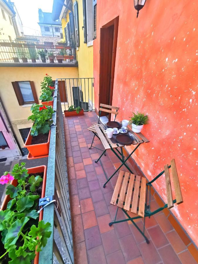Old Town Apartment With Terrace - Live Love Lake Peschiera del Garda Buitenkant foto