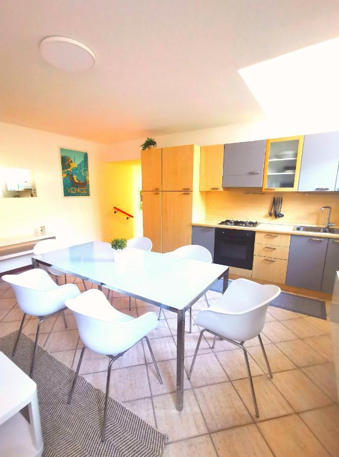 Old Town Apartment With Terrace - Live Love Lake Peschiera del Garda Buitenkant foto