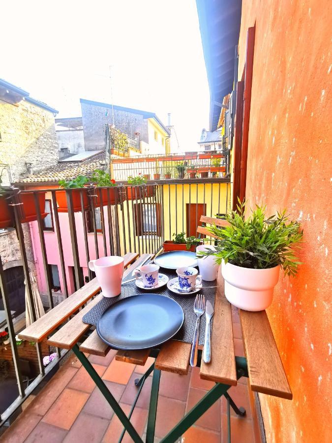 Old Town Apartment With Terrace - Live Love Lake Peschiera del Garda Buitenkant foto