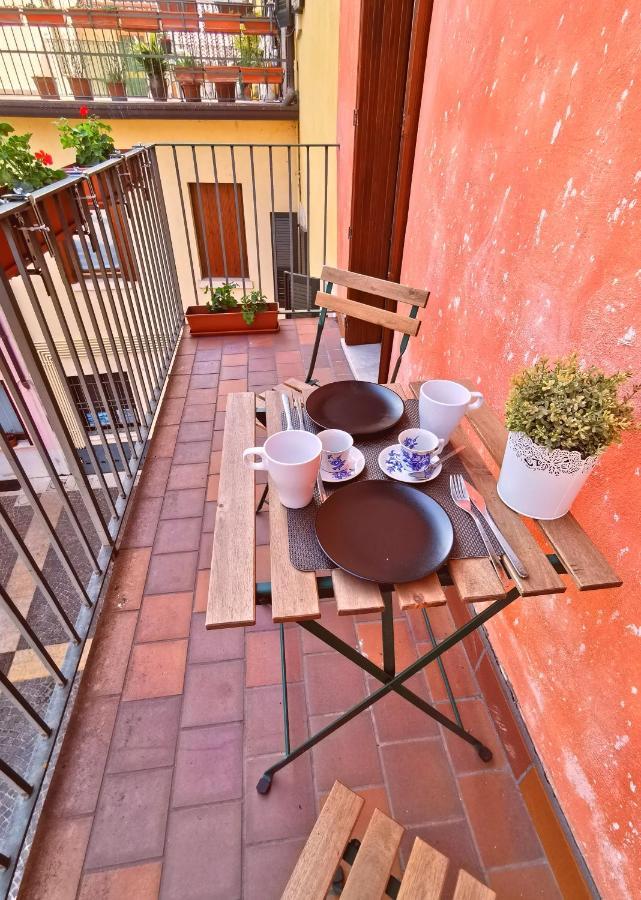 Old Town Apartment With Terrace - Live Love Lake Peschiera del Garda Buitenkant foto