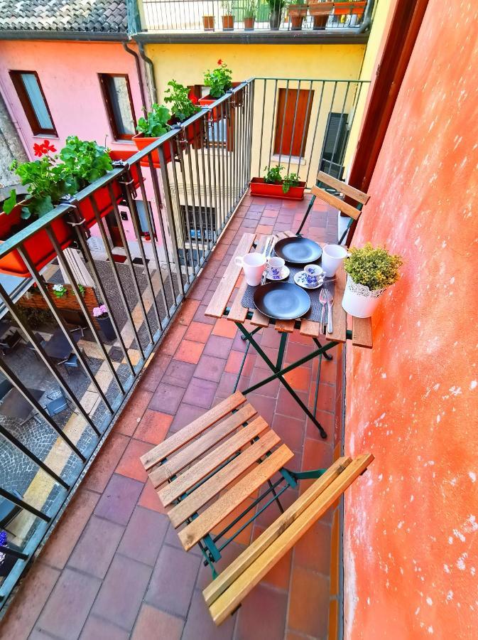 Old Town Apartment With Terrace - Live Love Lake Peschiera del Garda Buitenkant foto