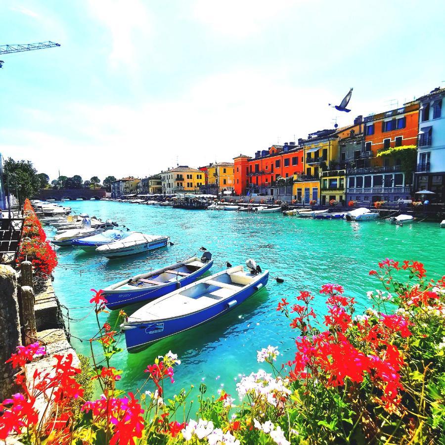Old Town Apartment With Terrace - Live Love Lake Peschiera del Garda Buitenkant foto
